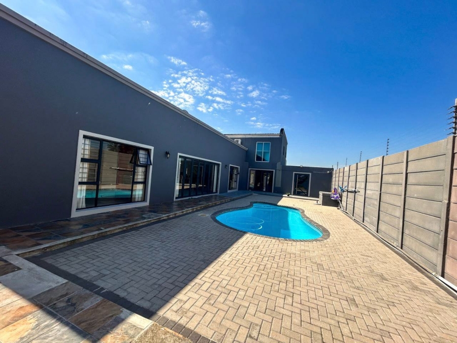 5 Bedroom Property for Sale in Zeekoevlei Western Cape